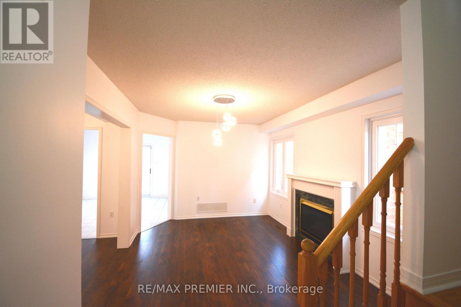 126 Pinedale Gate, Vaughan (East Woodbridge), Ontario  L4L 8X3 - Photo 8 - N12875240