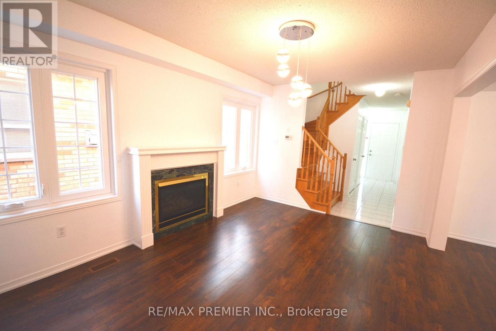 126 Pinedale Gate, Vaughan (East Woodbridge), Ontario  L4L 8X3 - Photo 9 - N12875240