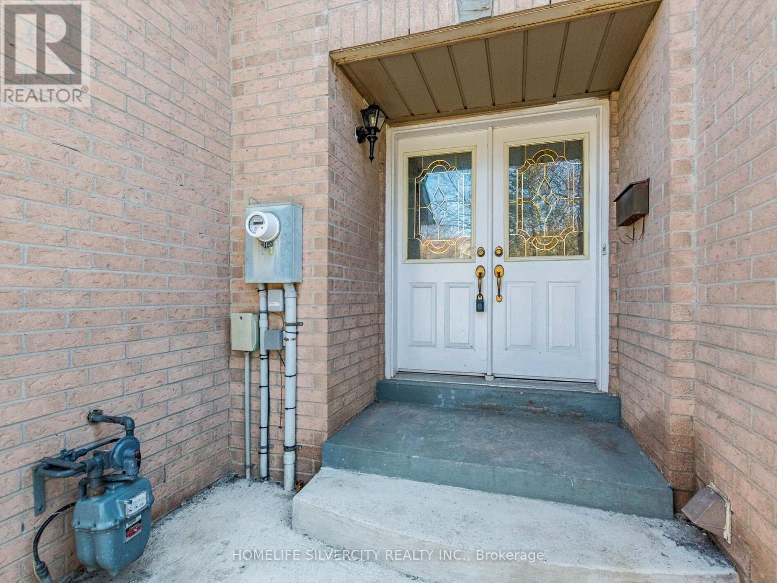 110 Richwood Crescent, Brampton (Brampton West), Ontario  L6X 4K7 - Photo 5 - W12867382