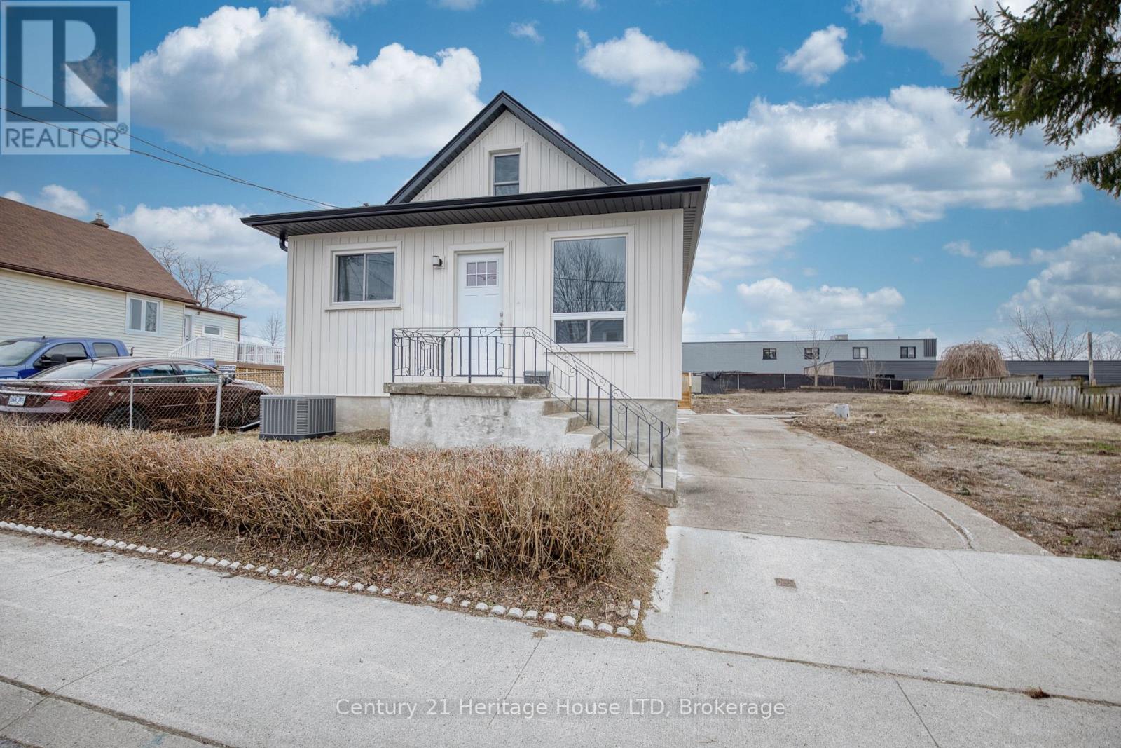 64 Patricia Street, Thorold, Ontario  L2V 3W1 - Photo 1 - X12875278