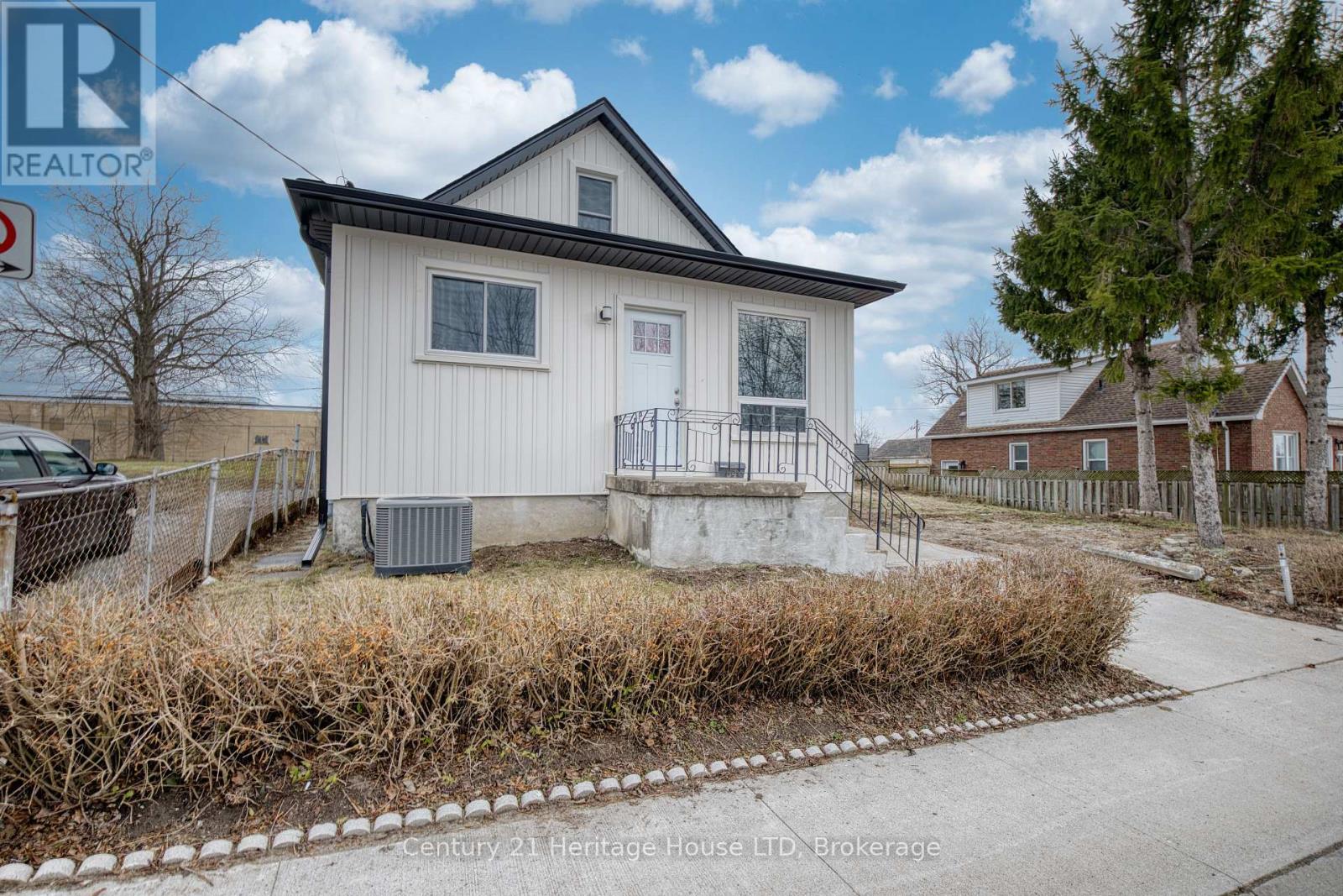 64 Patricia Street, Thorold, Ontario  L2V 3W1 - Photo 2 - X12875278