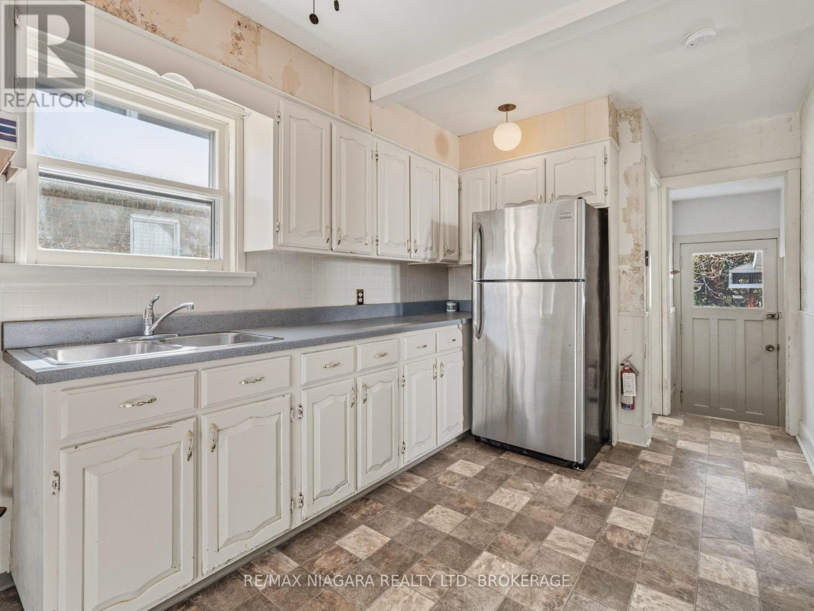 5005 Kingston Avenue, Niagara Falls (Cherrywood), Ontario  L2E 5B3 - Photo 3 - X12875480