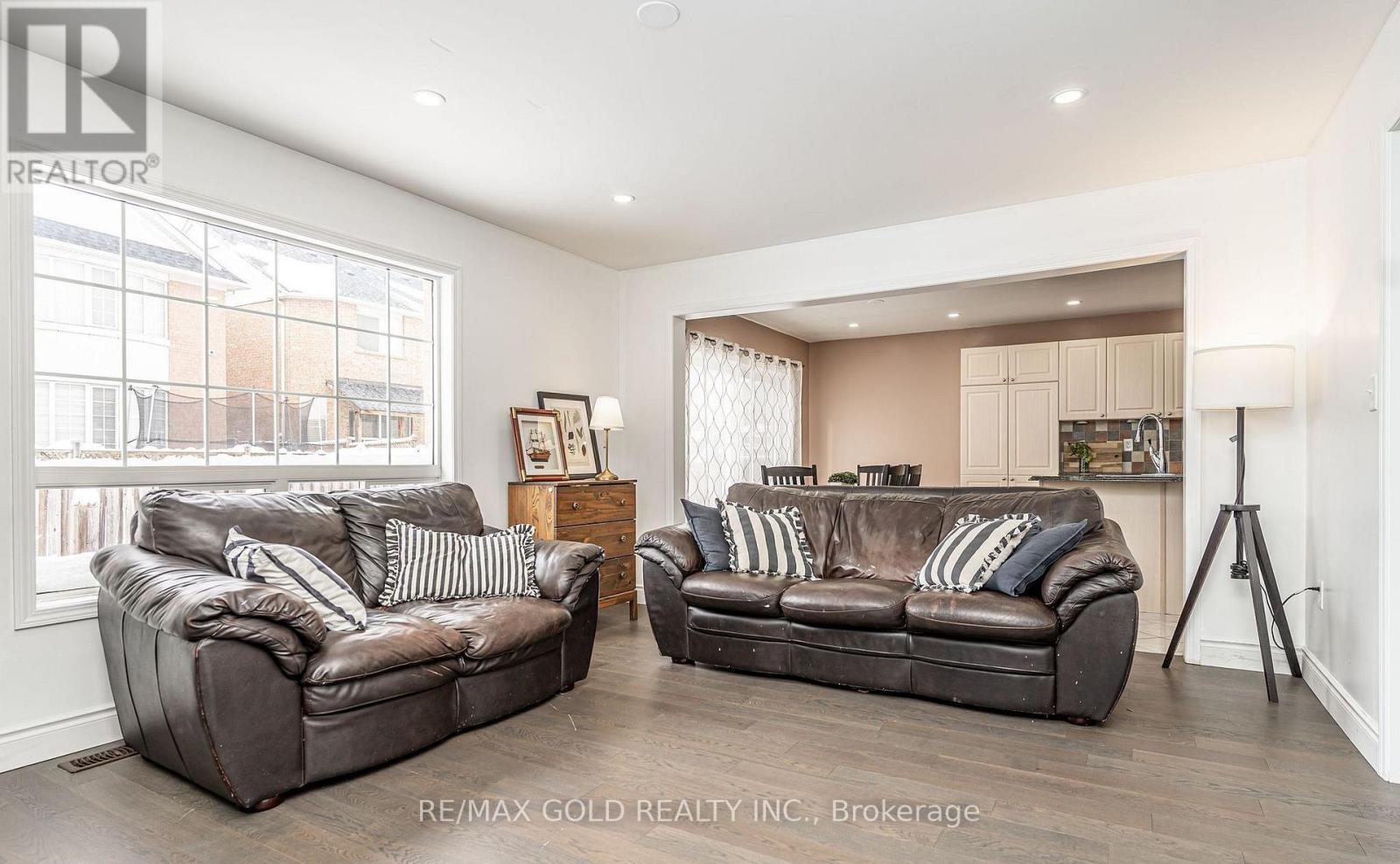 2 Zimmer Street, Brampton, Ontario  L6S 6L3 - Photo 13 - W12875276