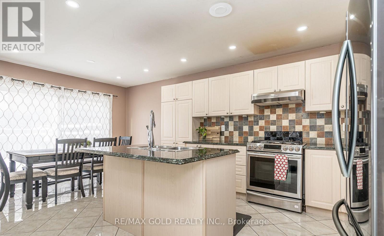 2 Zimmer Street, Brampton, Ontario  L6S 6L3 - Photo 15 - W12875276