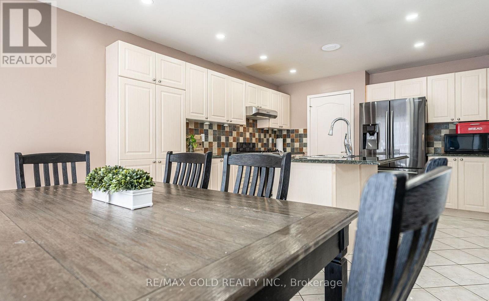 2 Zimmer Street, Brampton, Ontario  L6S 6L3 - Photo 16 - W12875276