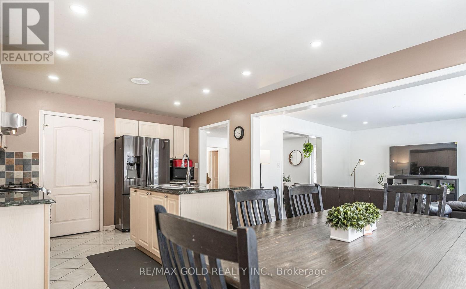 2 Zimmer Street, Brampton, Ontario  L6S 6L3 - Photo 17 - W12875276