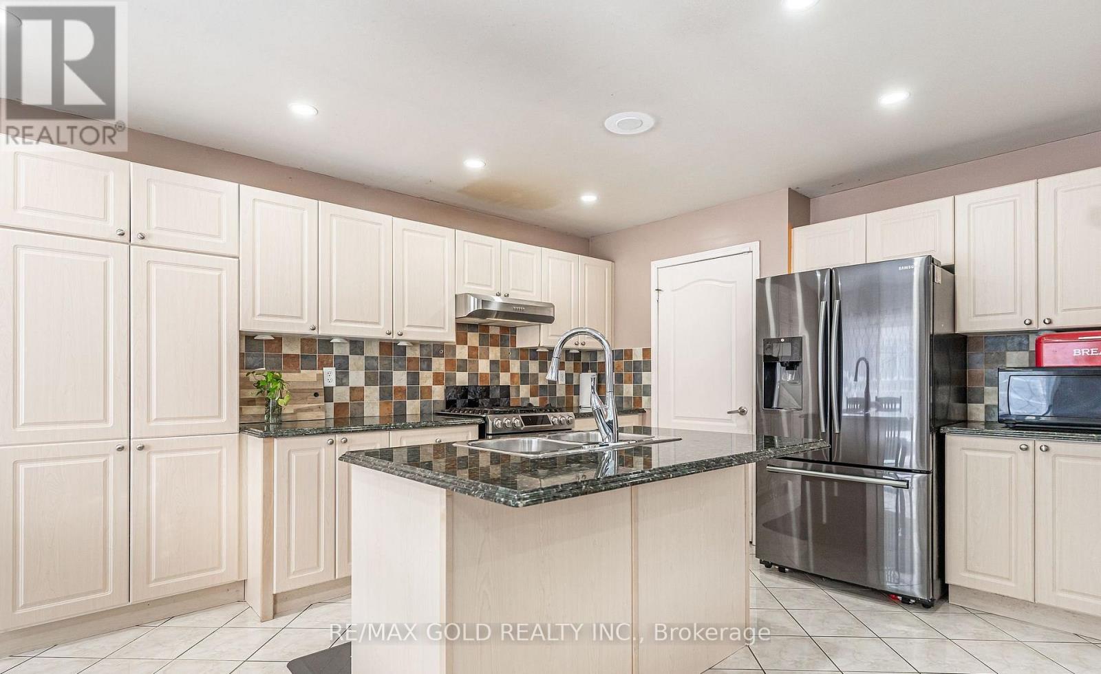 2 Zimmer Street, Brampton, Ontario  L6S 6L3 - Photo 18 - W12875276