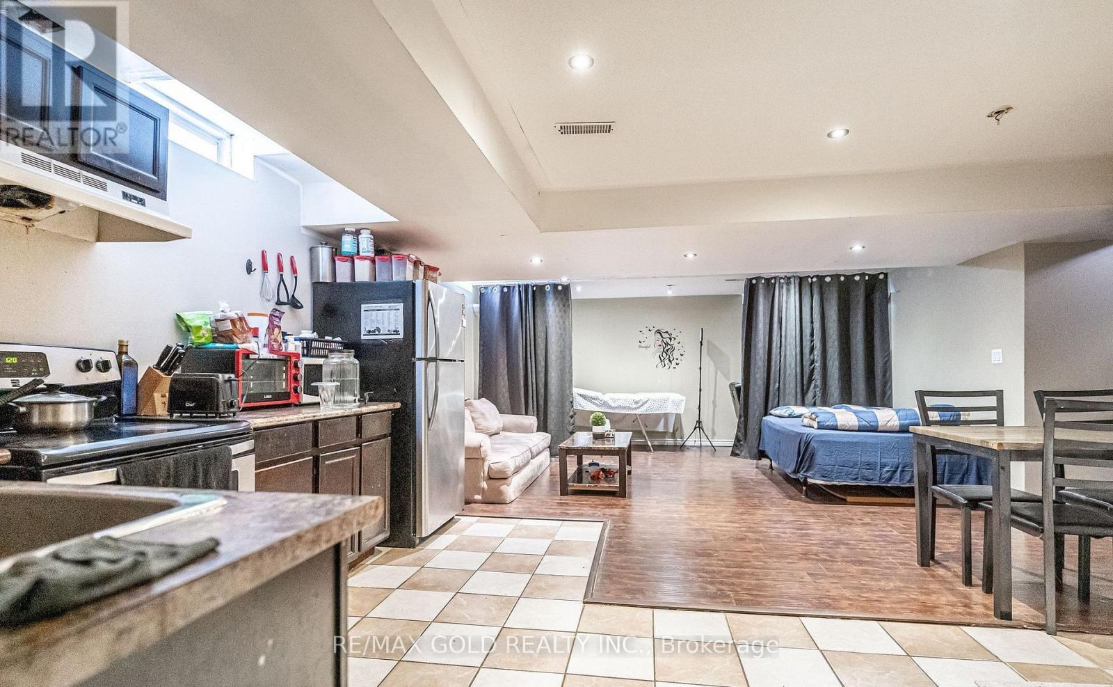 2 Zimmer Street, Brampton, Ontario  L6S 6L3 - Photo 39 - W12875276