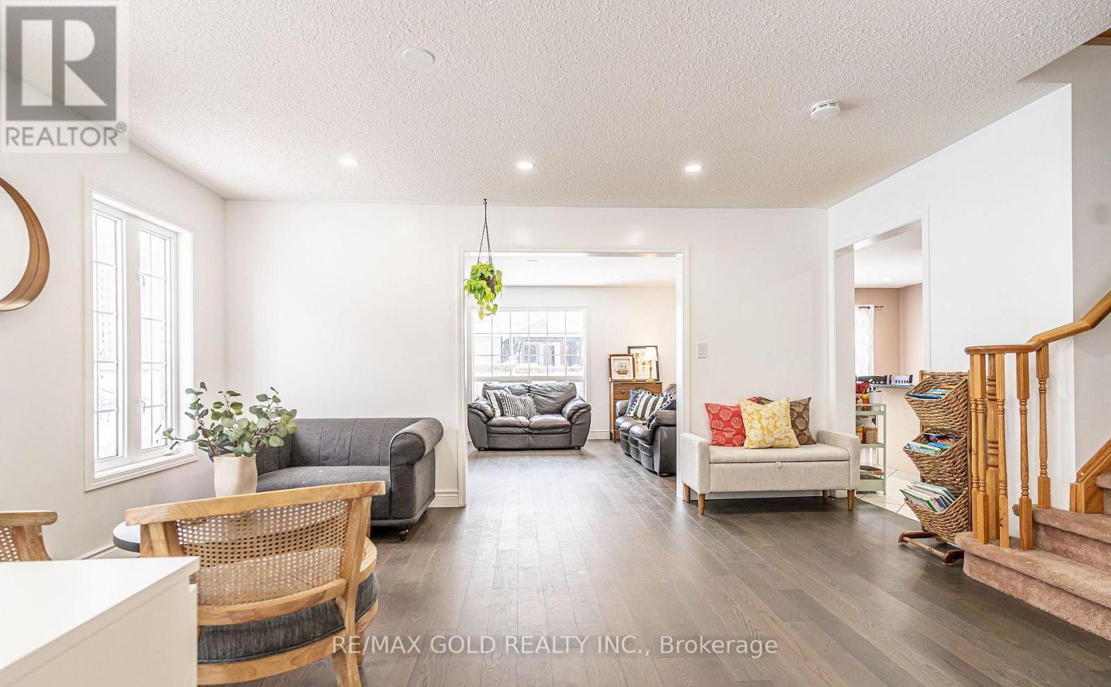 2 Zimmer Street, Brampton, Ontario  L6S 6L3 - Photo 8 - W12875276