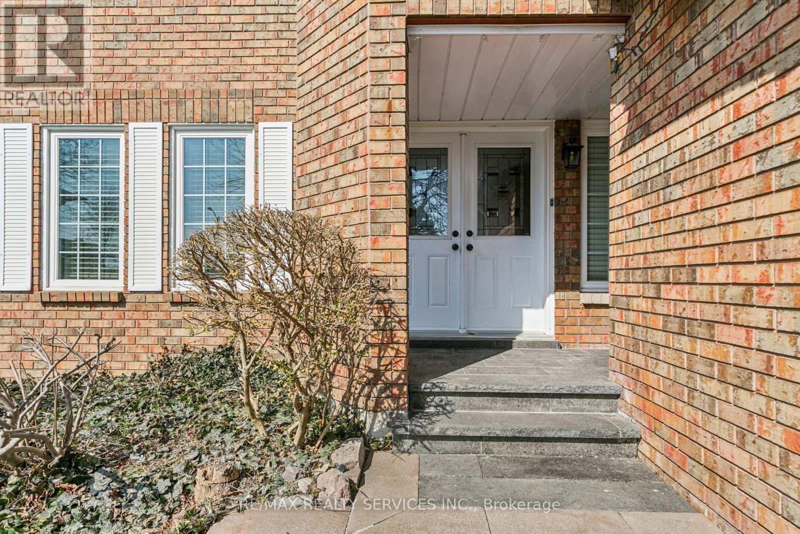 4 Burt Drive, Brampton, Ontario  L6X 3H6 - Photo 3 - W12875318