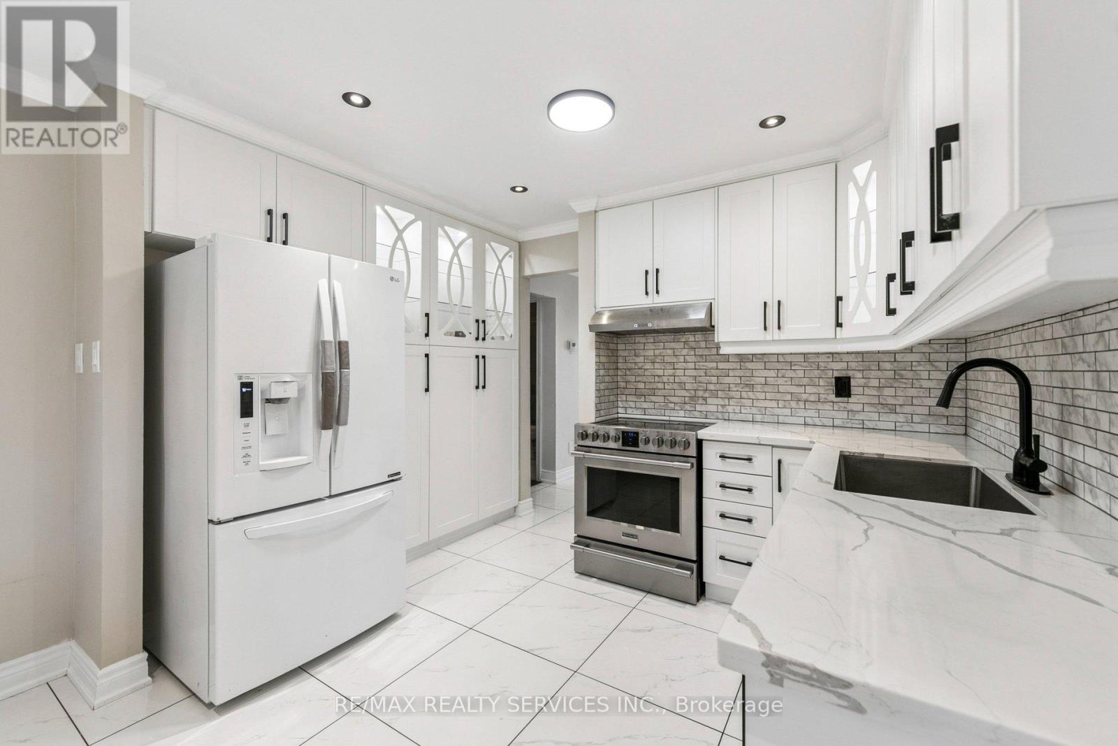 4 Burt Drive, Brampton, Ontario  L6X 3H6 - Photo 7 - W12875318