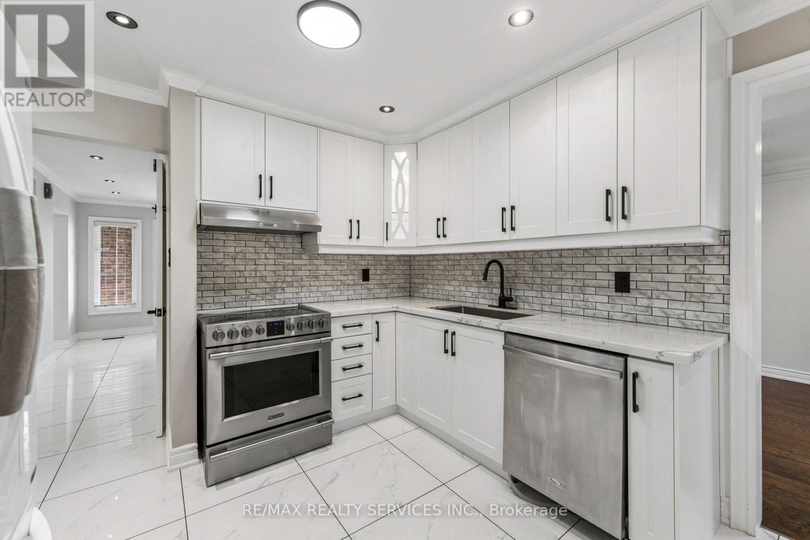 4 Burt Drive, Brampton, Ontario  L6X 3H6 - Photo 9 - W12875318