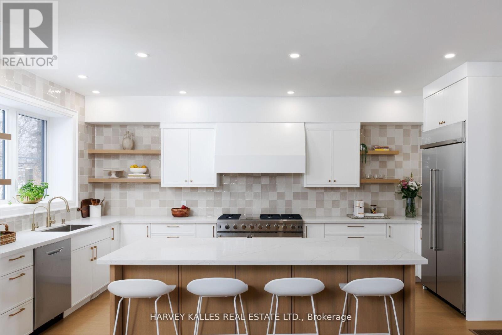 90 Great Oak Drive, Toronto (Princess-Rosethorn), Ontario  M9A 1N5 - Photo 12 - W12875388