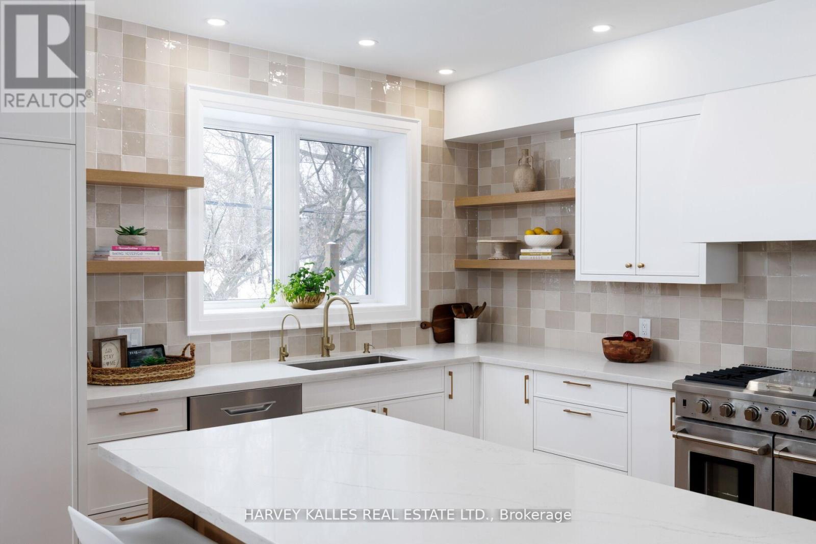 90 Great Oak Drive, Toronto (Princess-Rosethorn), Ontario  M9A 1N5 - Photo 13 - W12875388