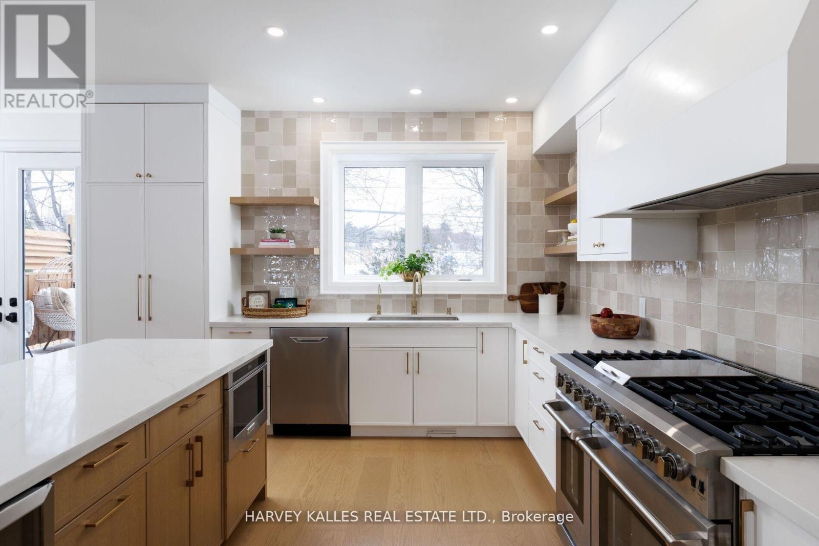 90 Great Oak Drive, Toronto (Princess-Rosethorn), Ontario  M9A 1N5 - Photo 14 - W12875388