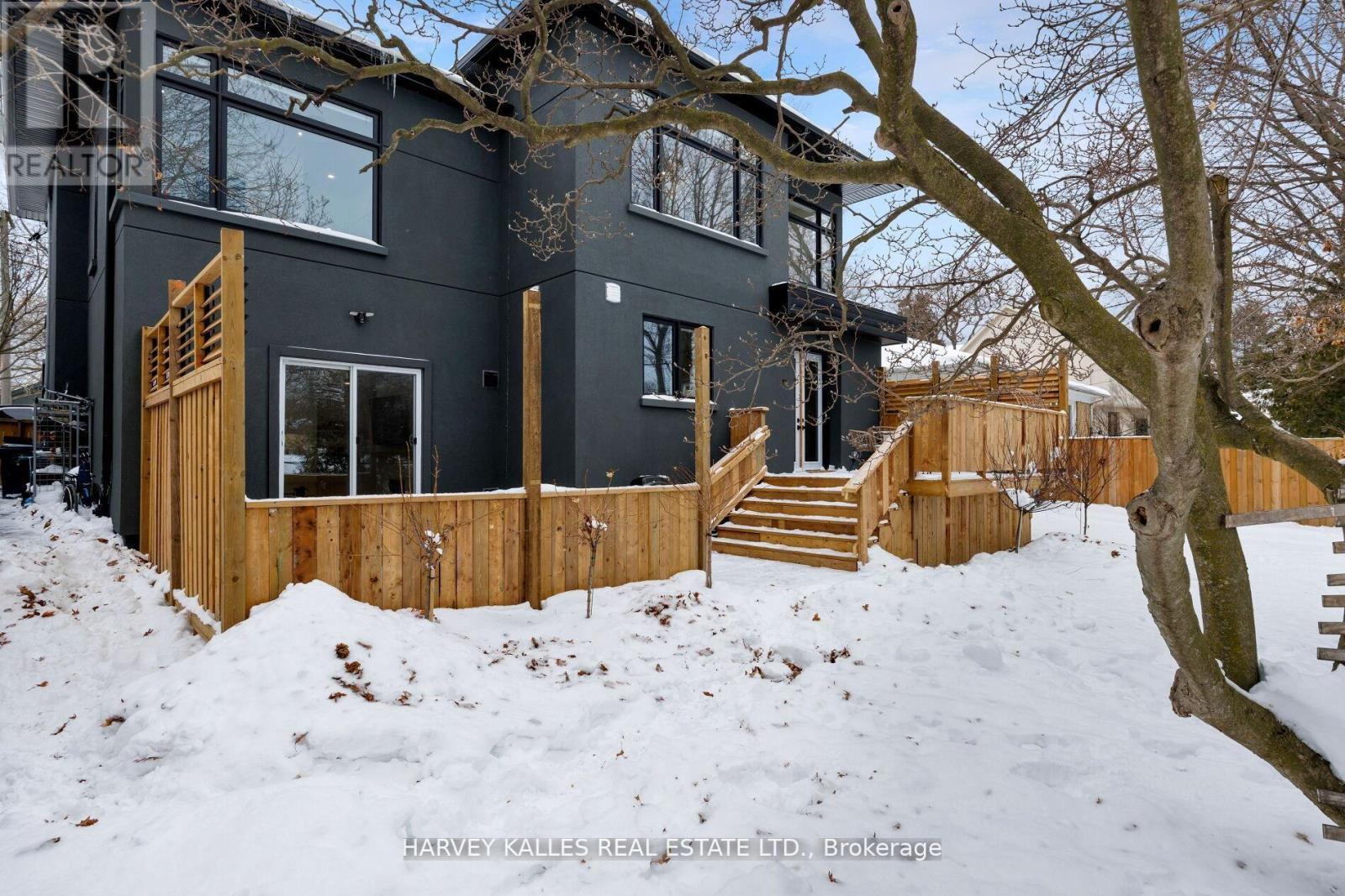 90 Great Oak Drive, Toronto (Princess-Rosethorn), Ontario  M9A 1N5 - Photo 18 - W12875388