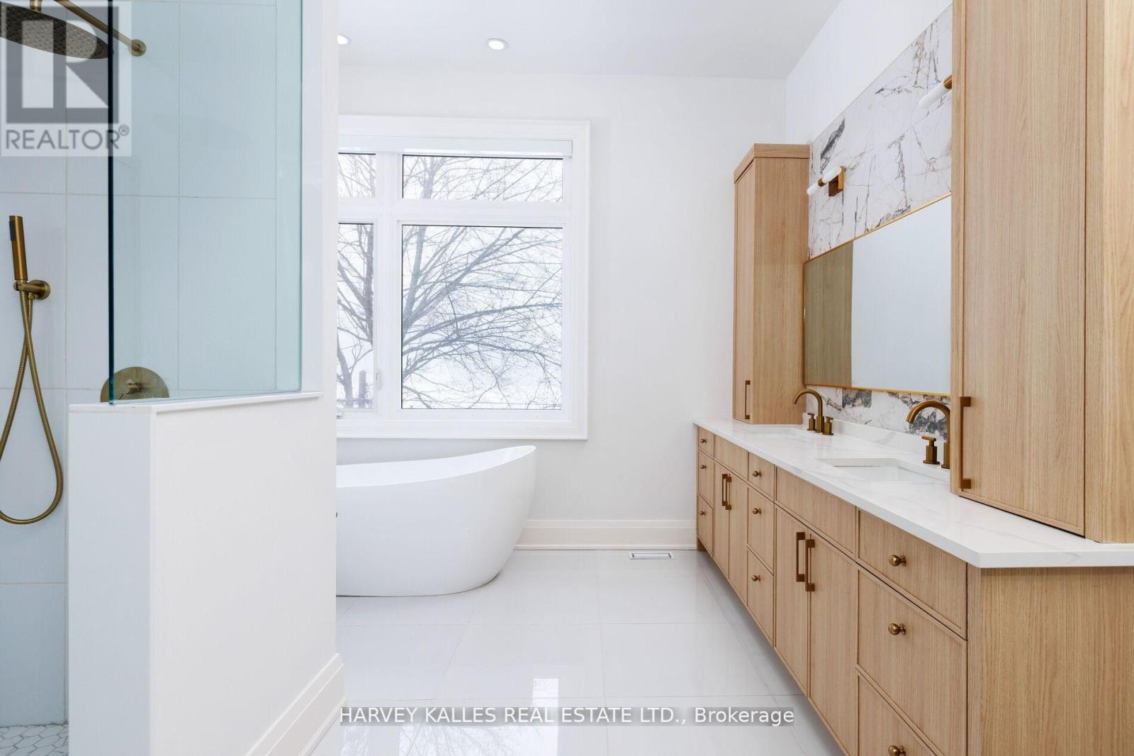 90 Great Oak Drive, Toronto (Princess-Rosethorn), Ontario  M9A 1N5 - Photo 28 - W12875388