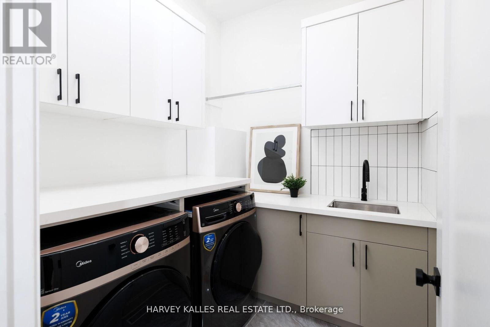 90 Great Oak Drive, Toronto (Princess-Rosethorn), Ontario  M9A 1N5 - Photo 34 - W12875388