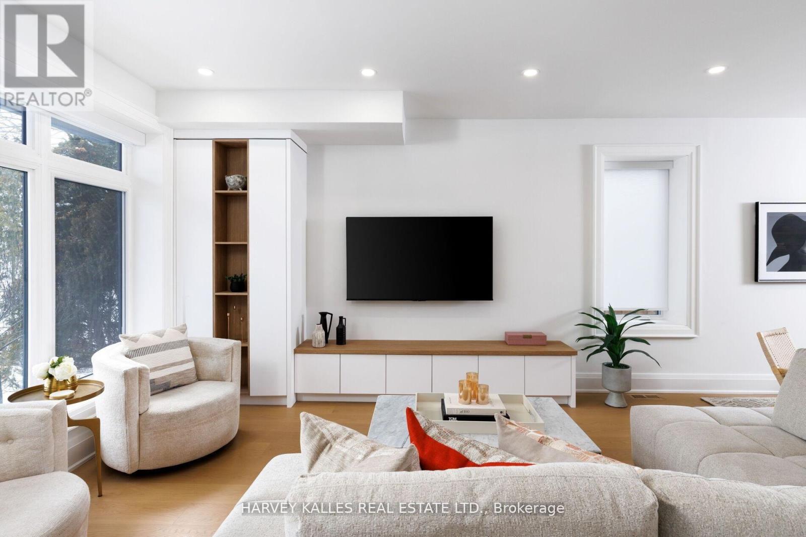 90 Great Oak Drive, Toronto (Princess-Rosethorn), Ontario  M9A 1N5 - Photo 5 - W12875388