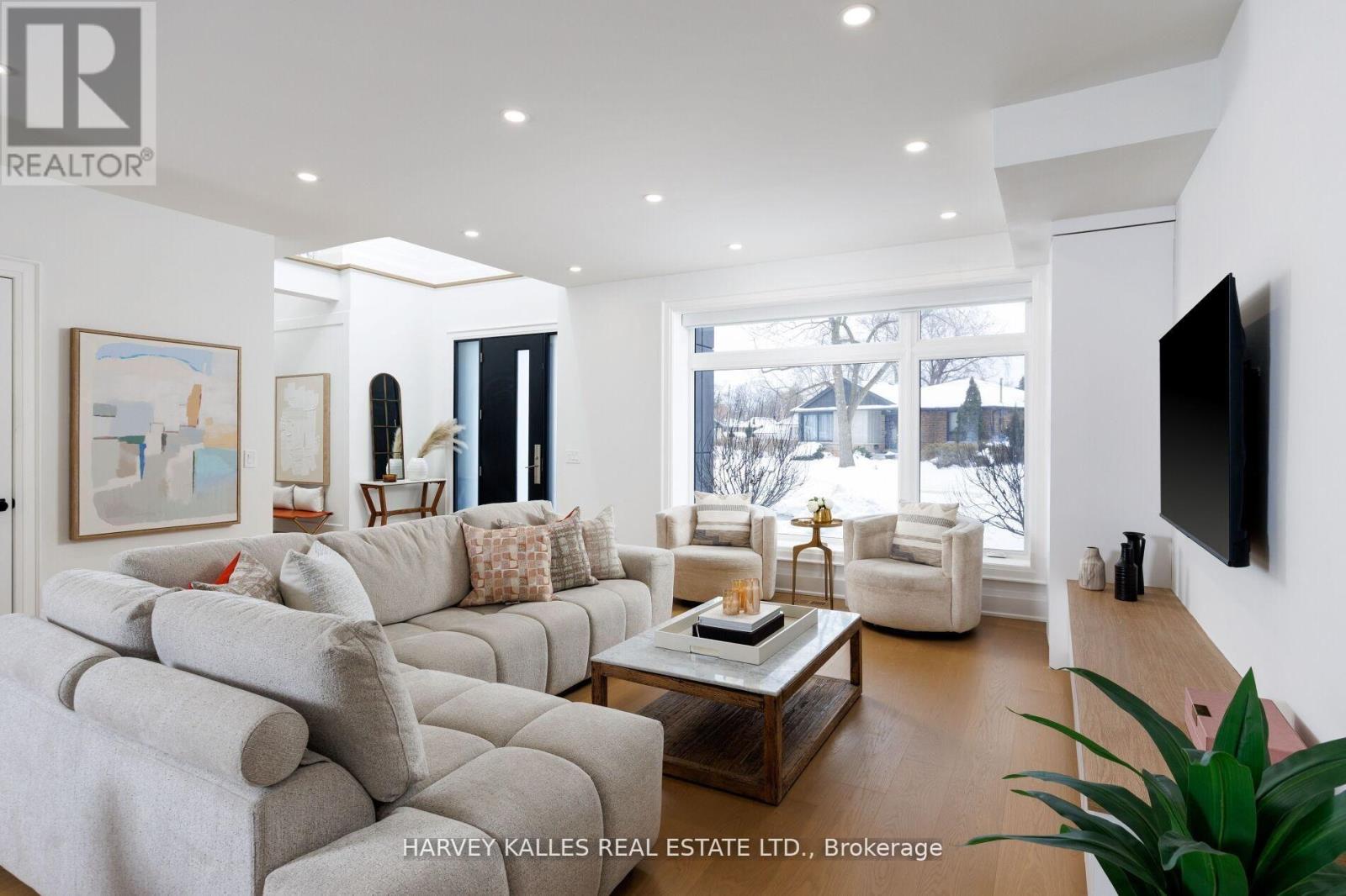 90 Great Oak Drive, Toronto (Princess-Rosethorn), Ontario  M9A 1N5 - Photo 7 - W12875388