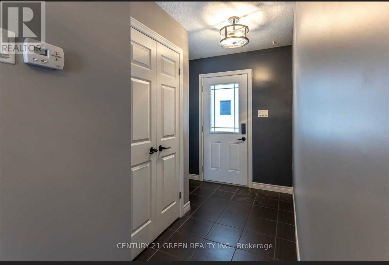 Main - 93 Oakes Crescent, Guelph (Grange Road), Ontario  N1E 0J5 - Photo 3 - X12875234