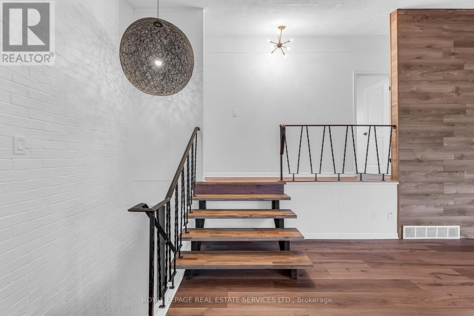 4567 Ontario Street, Lincoln (Beamsville), Ontario  L0R 1B5 - Photo 2 - X12875390