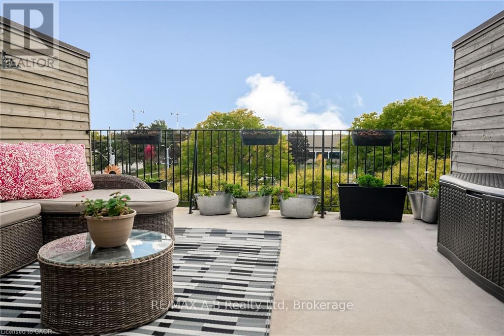 305 - 555 King Street E, Kitchener, Ontario  N2G 2L9 - Photo 2 - X12875630