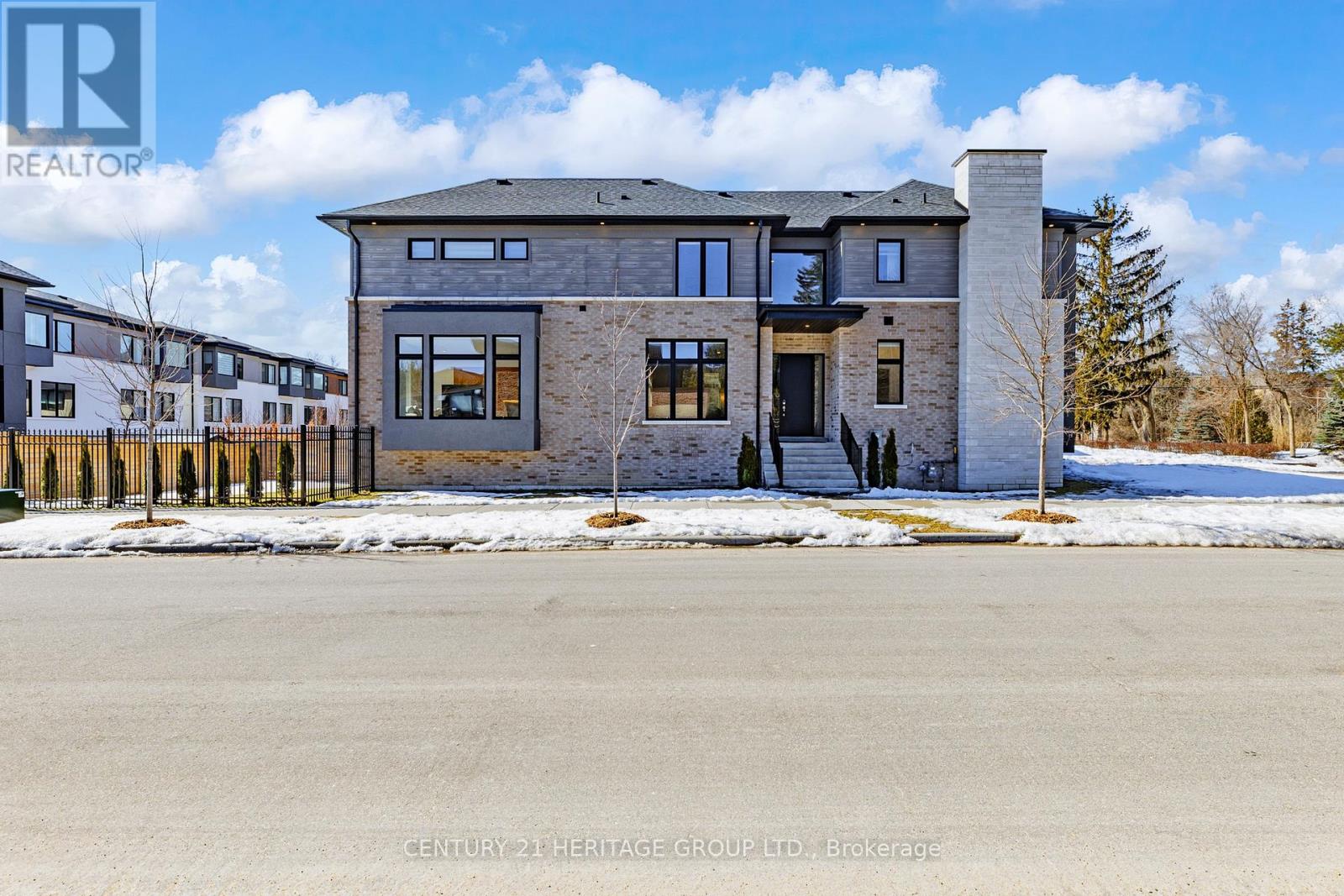 251 Oxford Street, Richmond Hill (Mill Pond), Ontario  L4C 7V7 - Photo 1 - N12875444