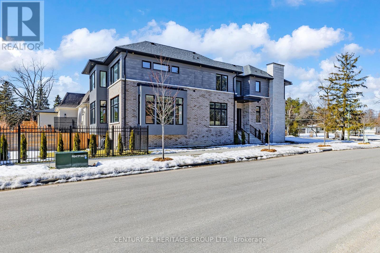 251 Oxford Street, Richmond Hill (Mill Pond), Ontario  L4C 7V7 - Photo 2 - N12875444