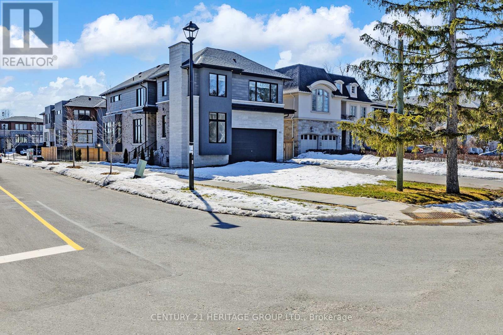 251 Oxford Street, Richmond Hill (Mill Pond), Ontario  L4C 7V7 - Photo 3 - N12875444