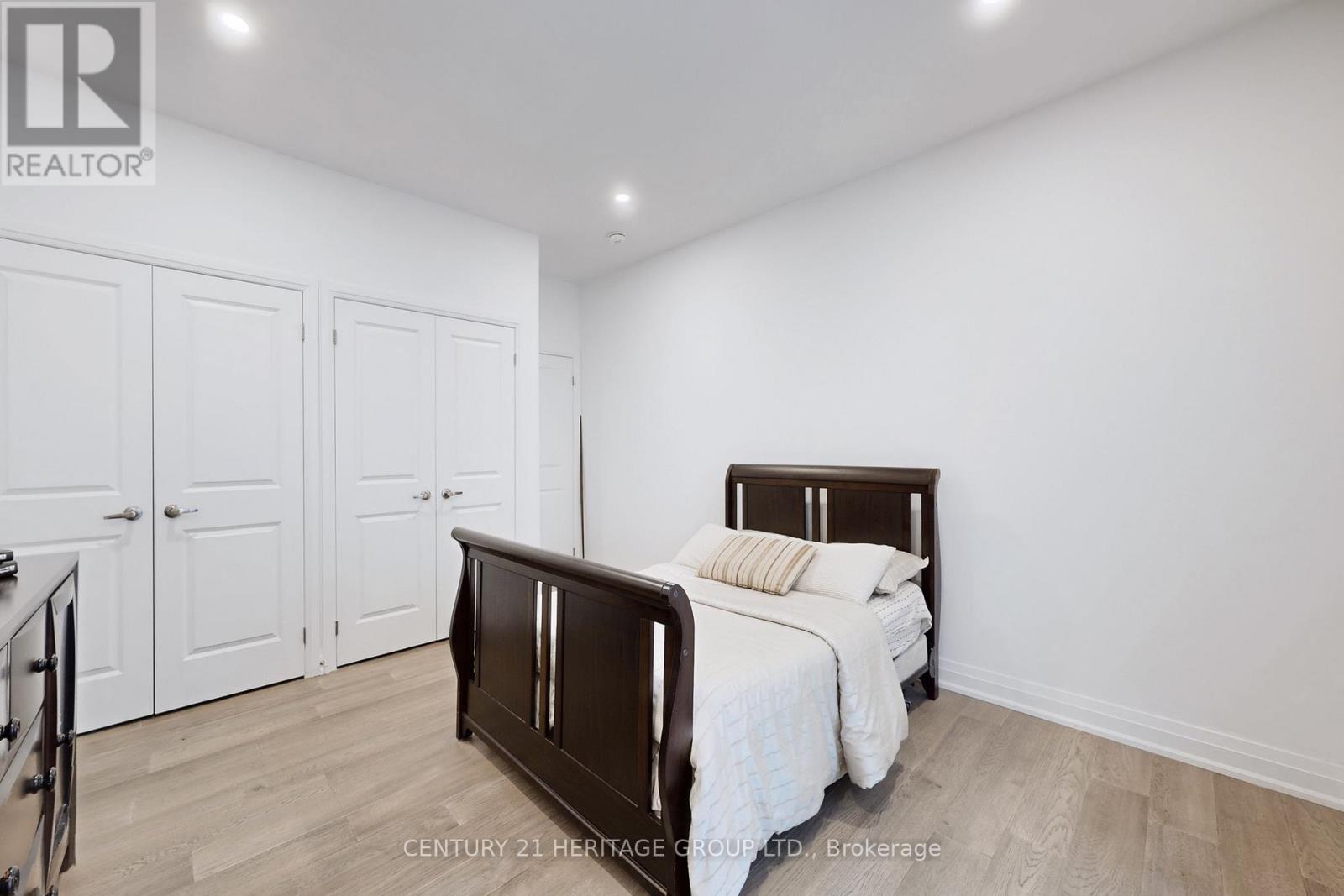 251 Oxford Street, Richmond Hill (Mill Pond), Ontario  L4C 7V7 - Photo 33 - N12875444