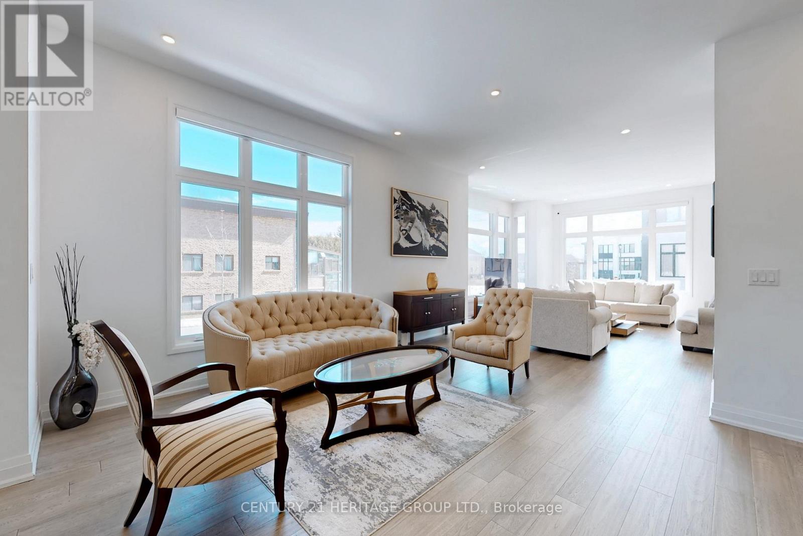 251 Oxford Street, Richmond Hill (Mill Pond), Ontario  L4C 7V7 - Photo 4 - N12875444