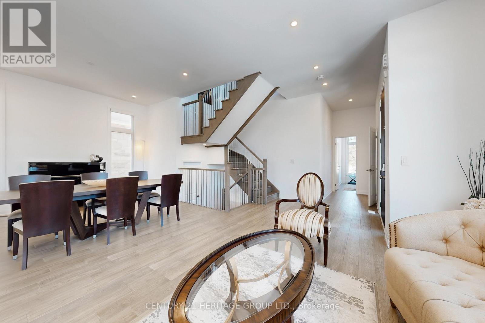 251 Oxford Street, Richmond Hill (Mill Pond), Ontario  L4C 7V7 - Photo 7 - N12875444