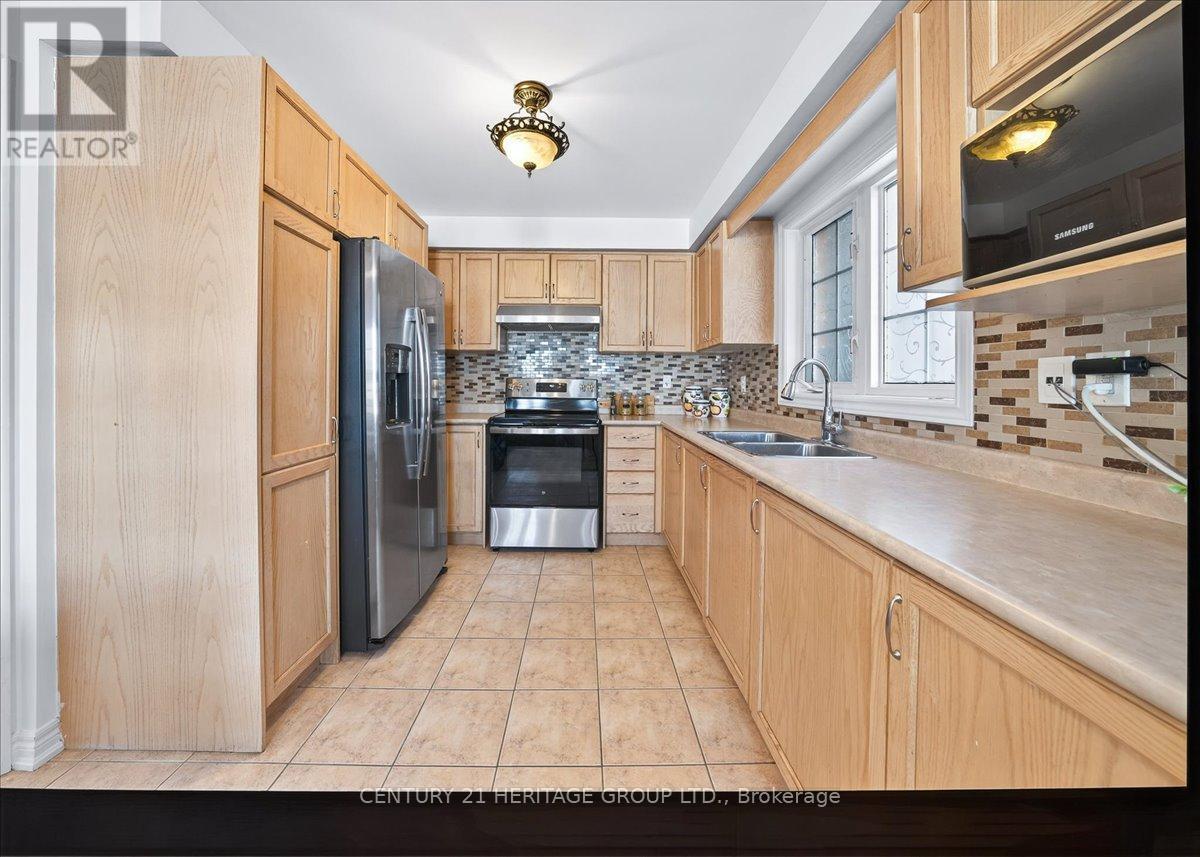 31 Kalvinster Drive, Markham, Ontario  L6B 0A7 - Photo 11 - N12875540