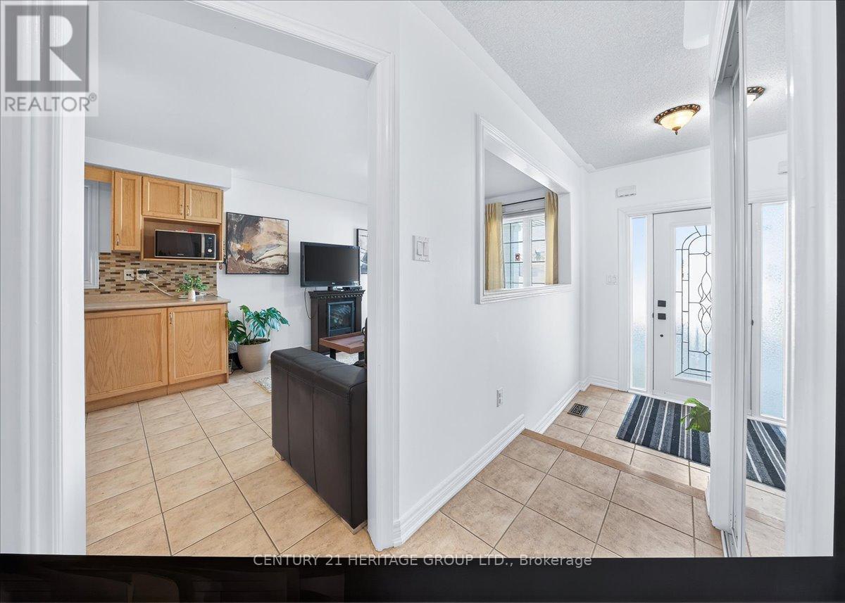 31 Kalvinster Drive, Markham, Ontario  L6B 0A7 - Photo 7 - N12875540