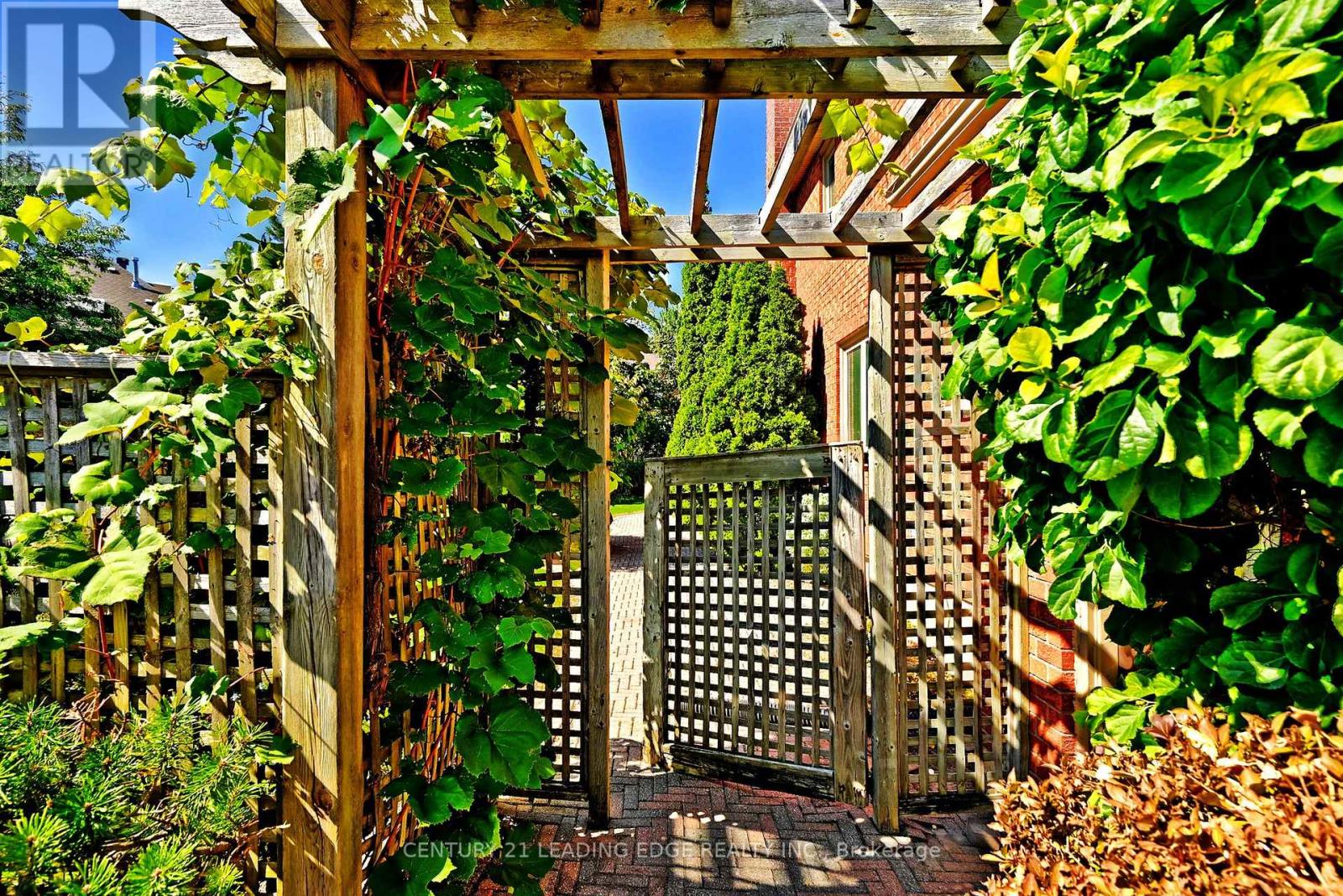 22 Amberwood Court, Markham, Ontario  L3R 9N1 - Photo 42 - N12875686