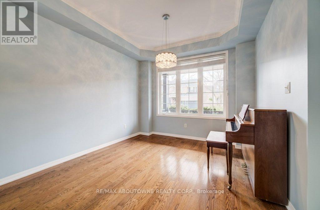 923 Mcneil Drive, Milton (Be Beaty), Ontario  L9T 6M7 - Photo 4 - W12875446