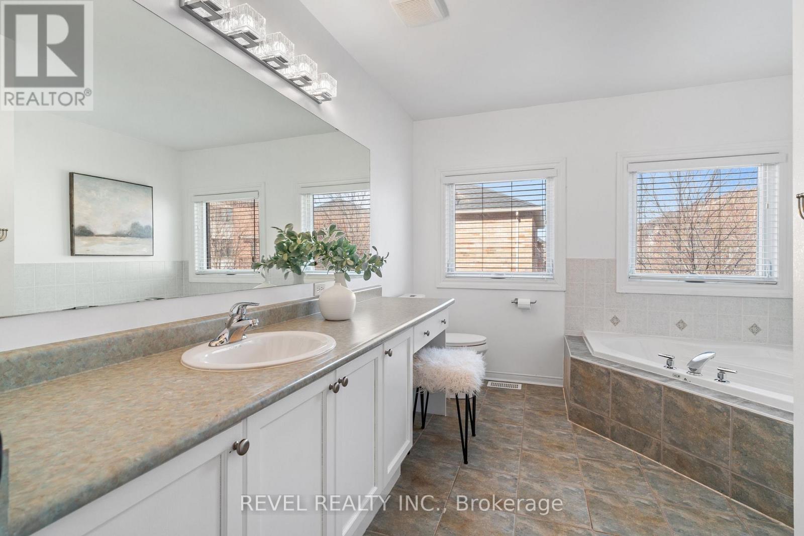 5417 Blue Spruce Avenue, Burlington (Orchard), Ontario  L7L 7C5 - Photo 27 - W12875512