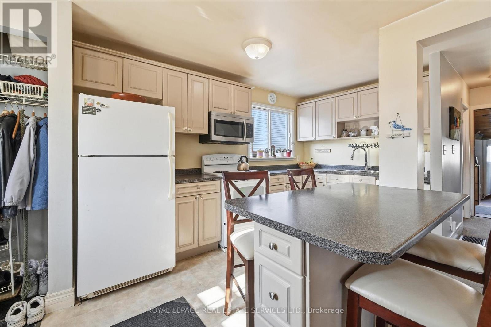 151 Westside Drive, Oakville (Co Central), Ontario  L6K 1P2 - Photo 8 - W12875570