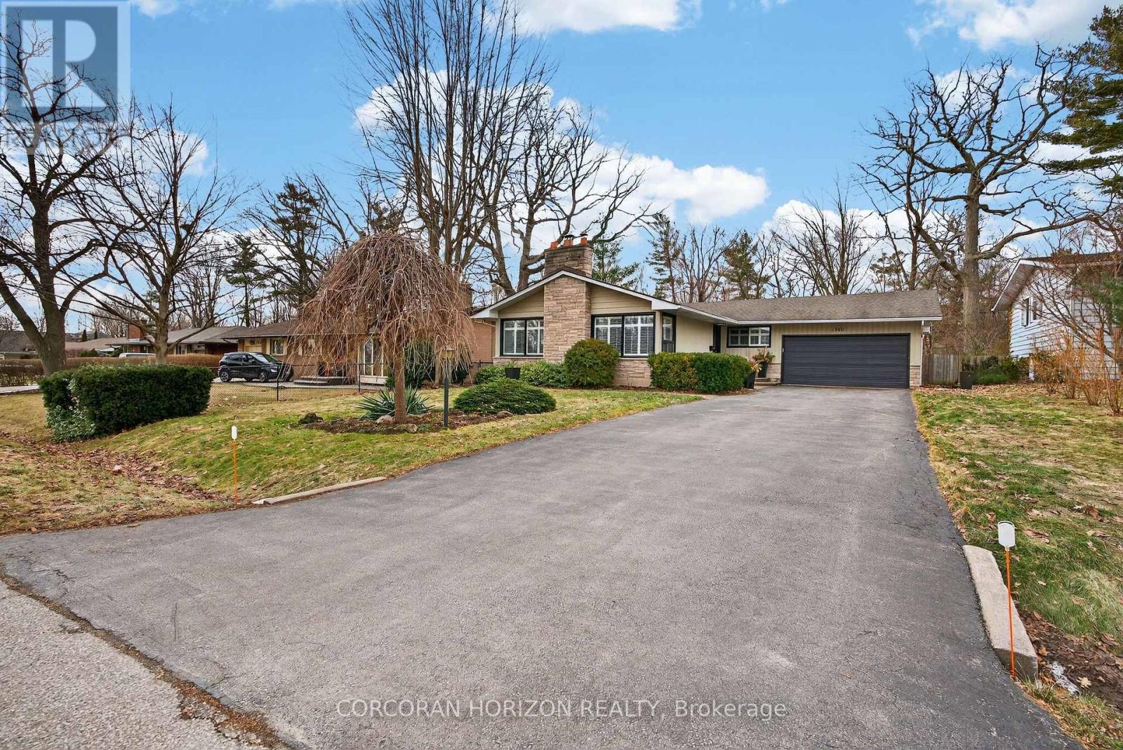 1260 Elgin Crescent, Oakville (Fa Falgarwood), Ontario  L6H 2J7 - Photo 2 - W12875592