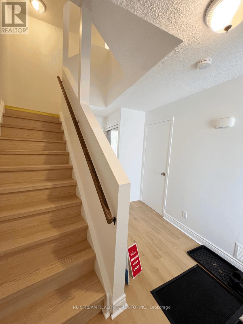 16 - 16 Ashton Crescent, Brampton (Central Park), Ontario  L6S 3J9 - Photo 3 - W12875670