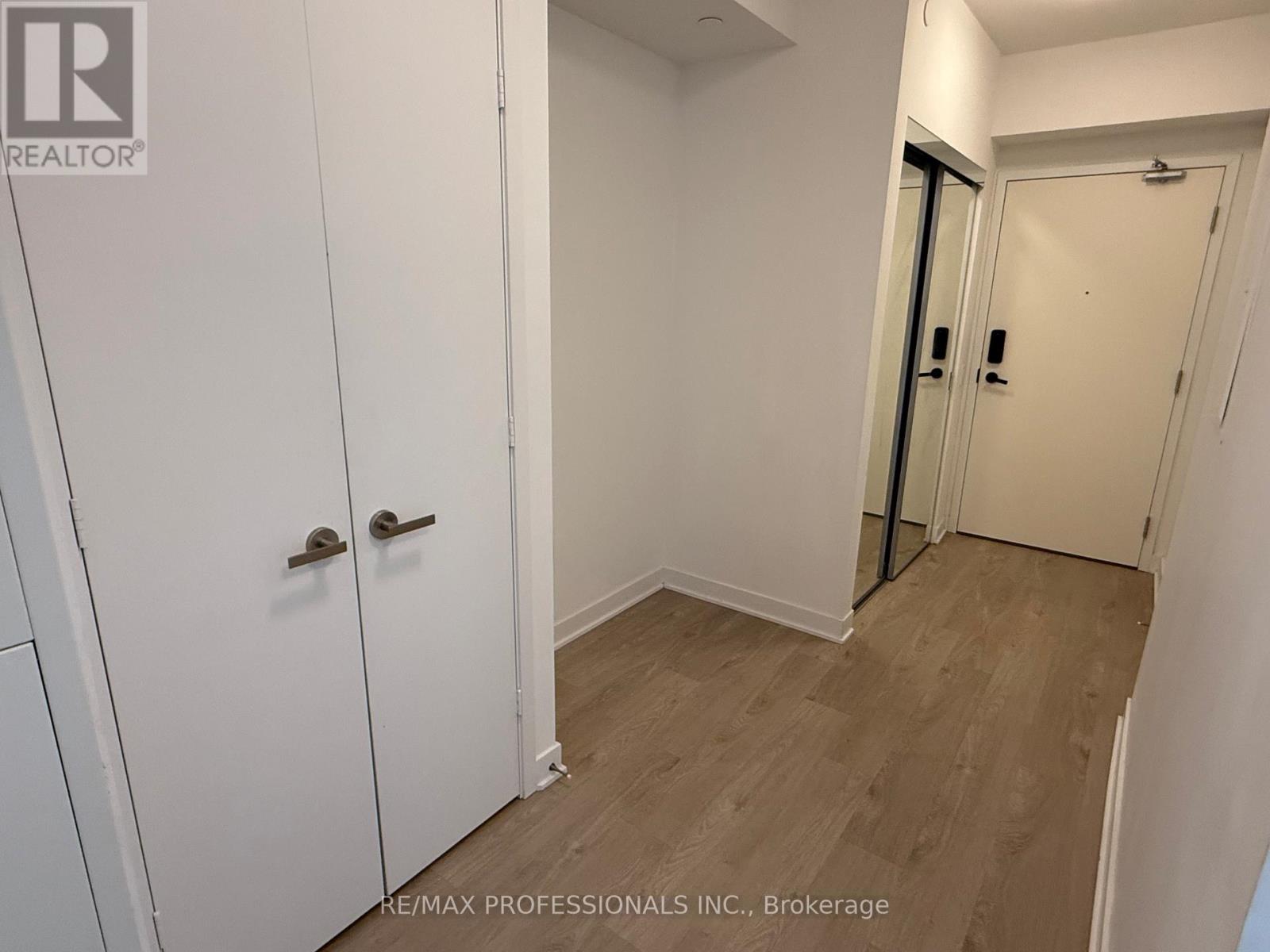 1501 - 3900 Confederation Parkway, Mississauga (City Centre), Ontario  L5B 0M3 - Photo 4 - W12875688