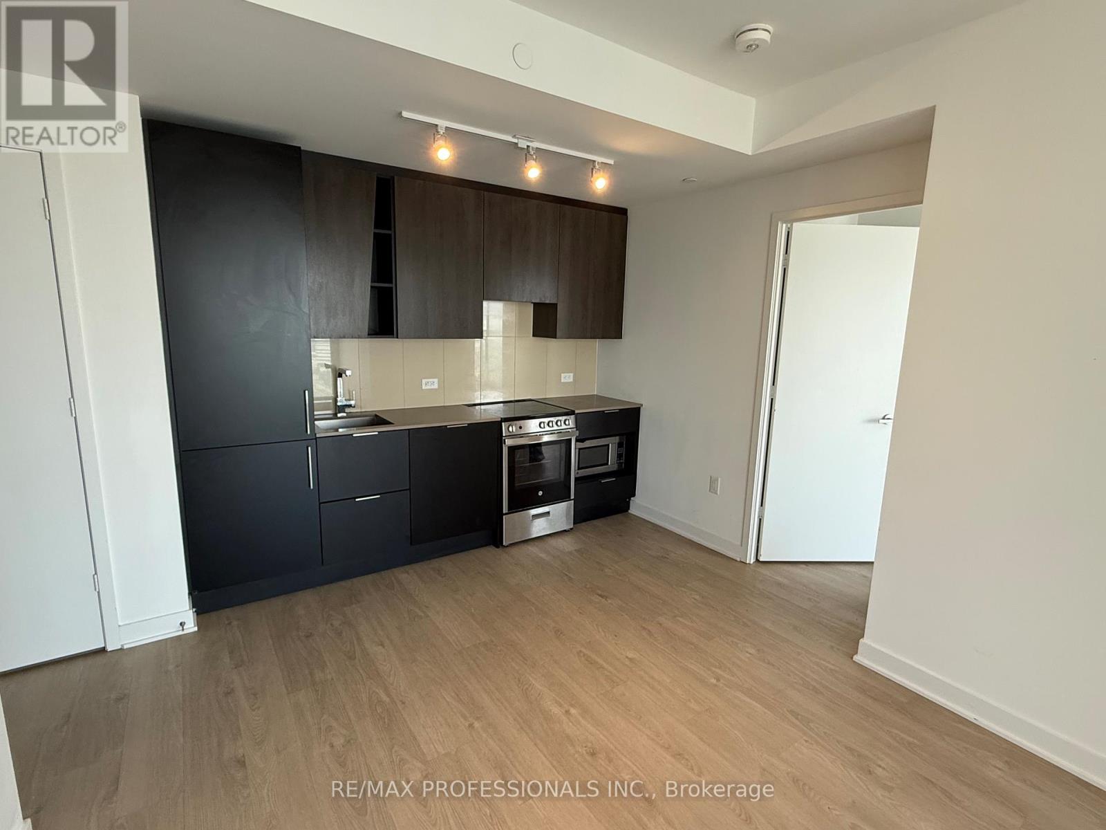 1501 - 3900 Confederation Parkway, Mississauga (City Centre), Ontario  L5B 0M3 - Photo 5 - W12875688