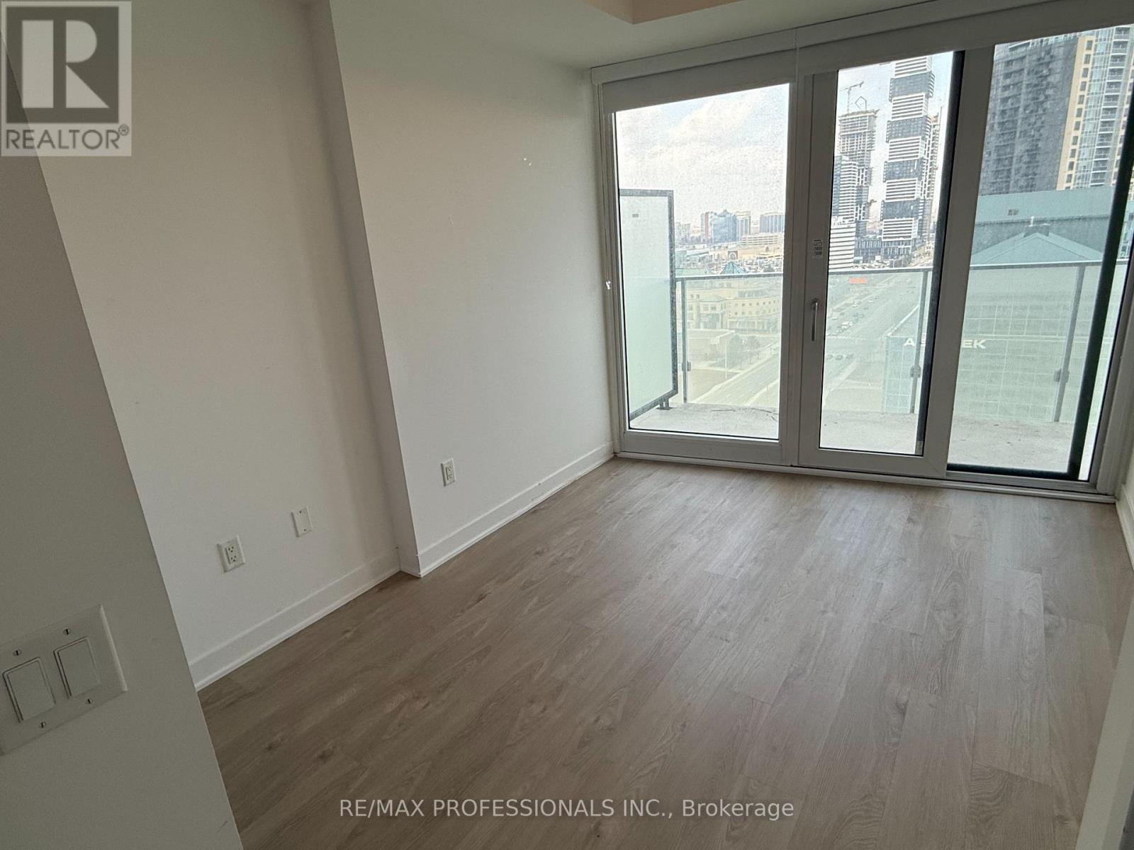 1501 - 3900 Confederation Parkway, Mississauga (City Centre), Ontario  L5B 0M3 - Photo 6 - W12875688
