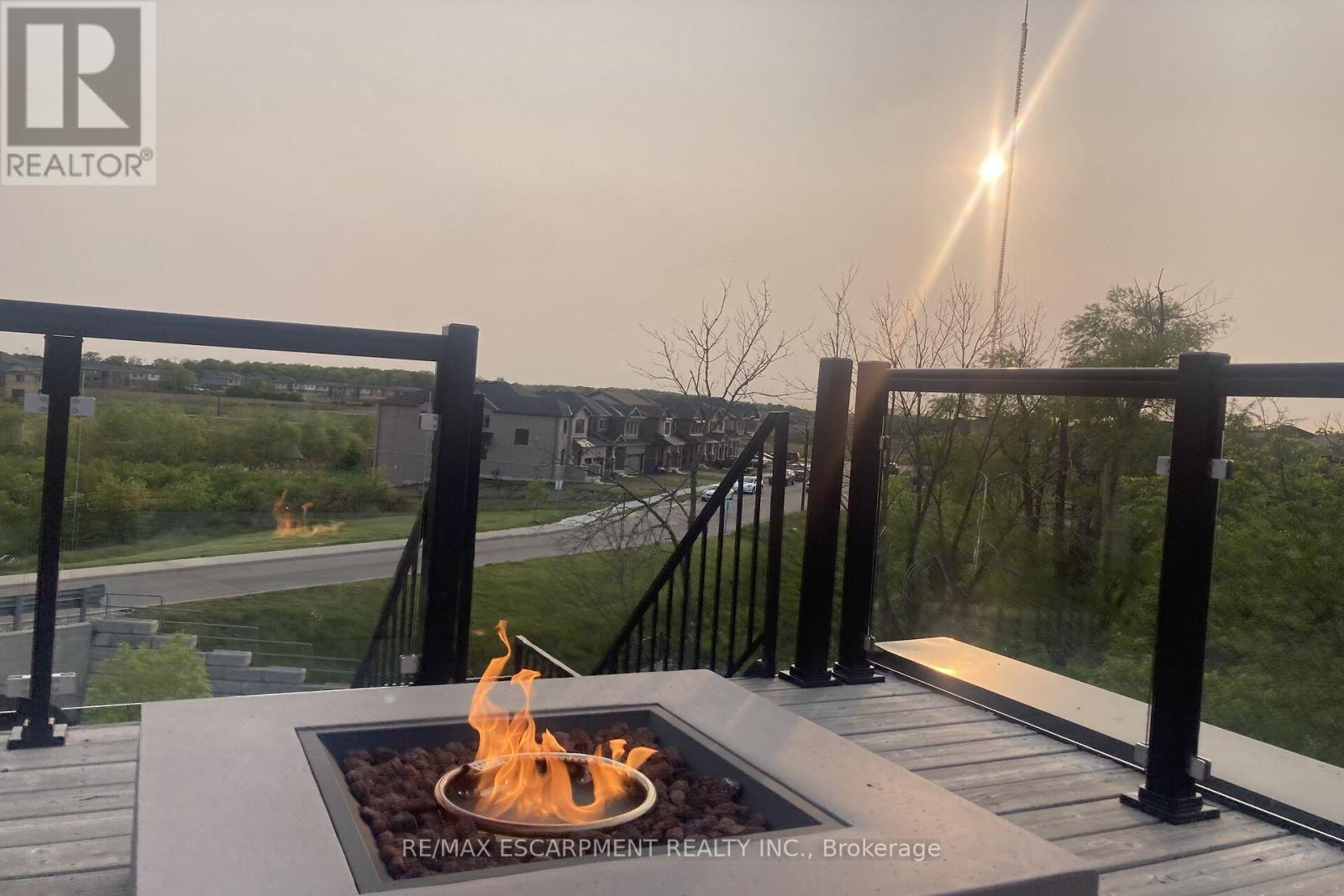 33 - 35 Midhurst Heights, Hamilton (Stoney Creek Mountain), Ontario  L8J 0K9 - Photo 2 - X12875590