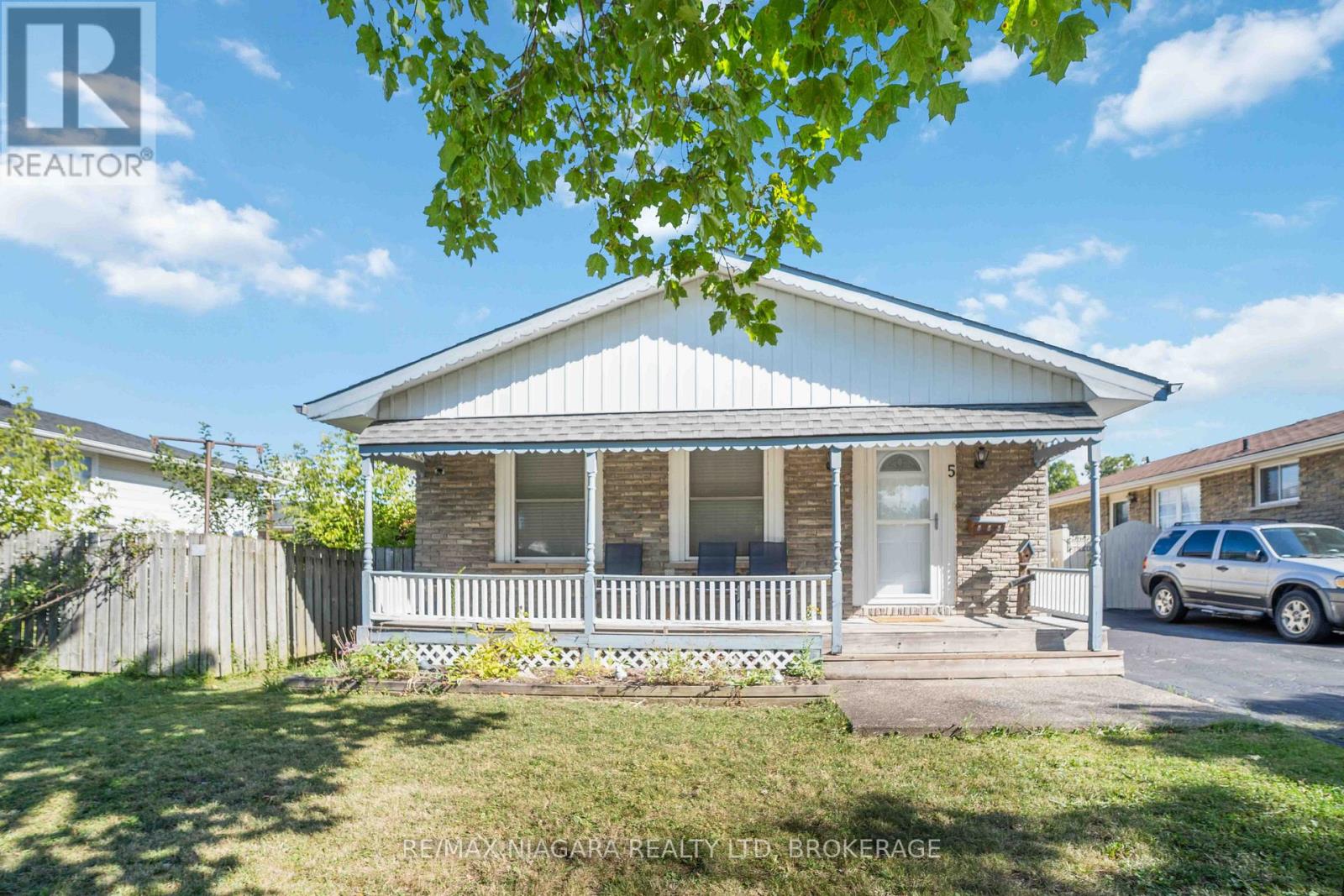 5 Thorncliff Drive, St. Catharines, Ontario  L2P 3N2 - Photo 2 - X12875938