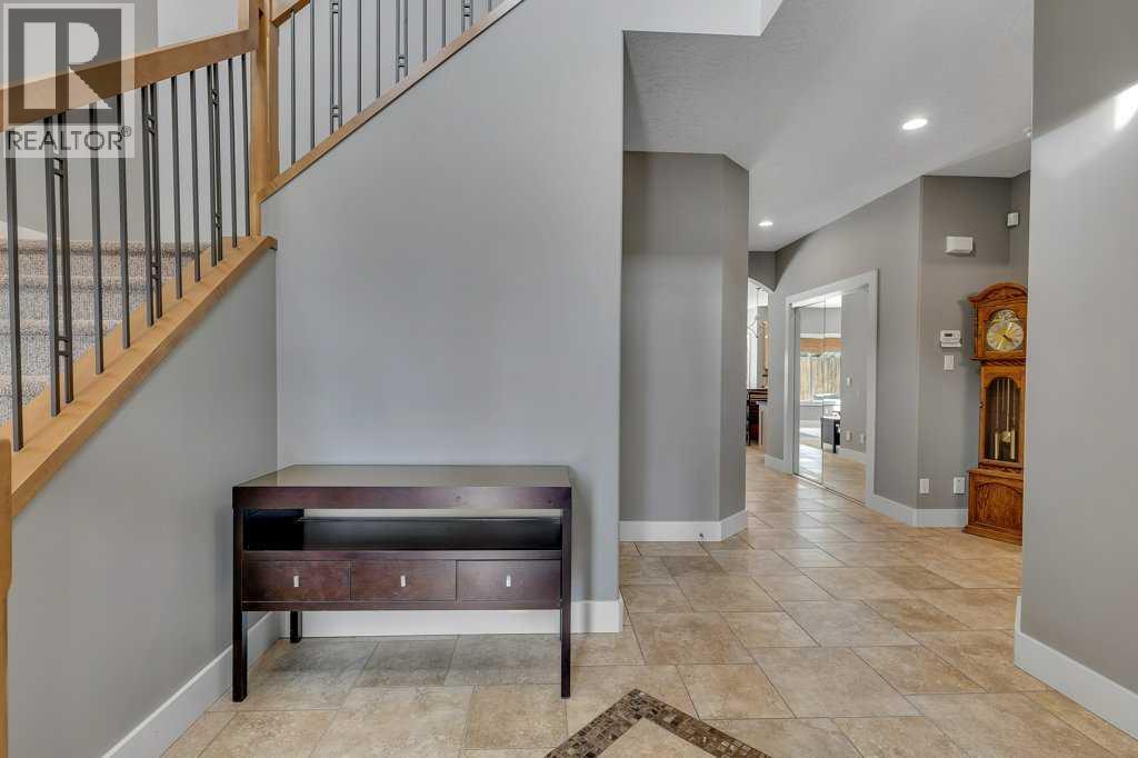 319 Valley Crest Court Nw, Calgary, Alberta  T3B 5Y4 - Photo 4 - A2292677