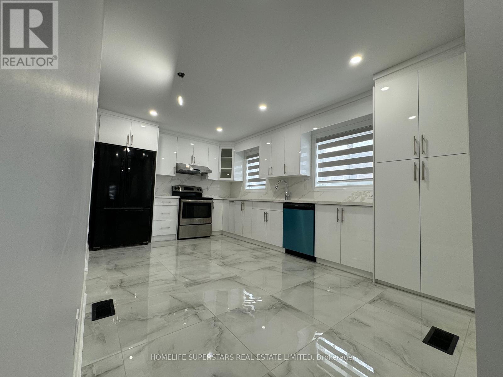 47 Jade Crescent N, Brampton, Ontario  L6S 3G9 - Photo 2 - W12875926