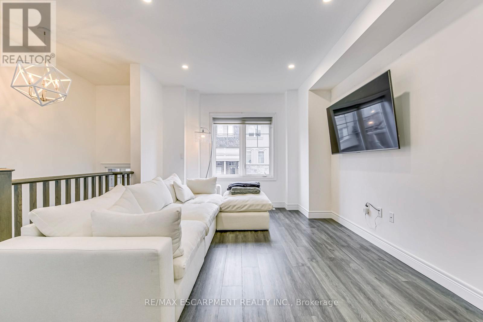 28 Barley Lane, Hamilton (Ancaster), Ontario  L9G 3K9 - Photo 6 - X12875884