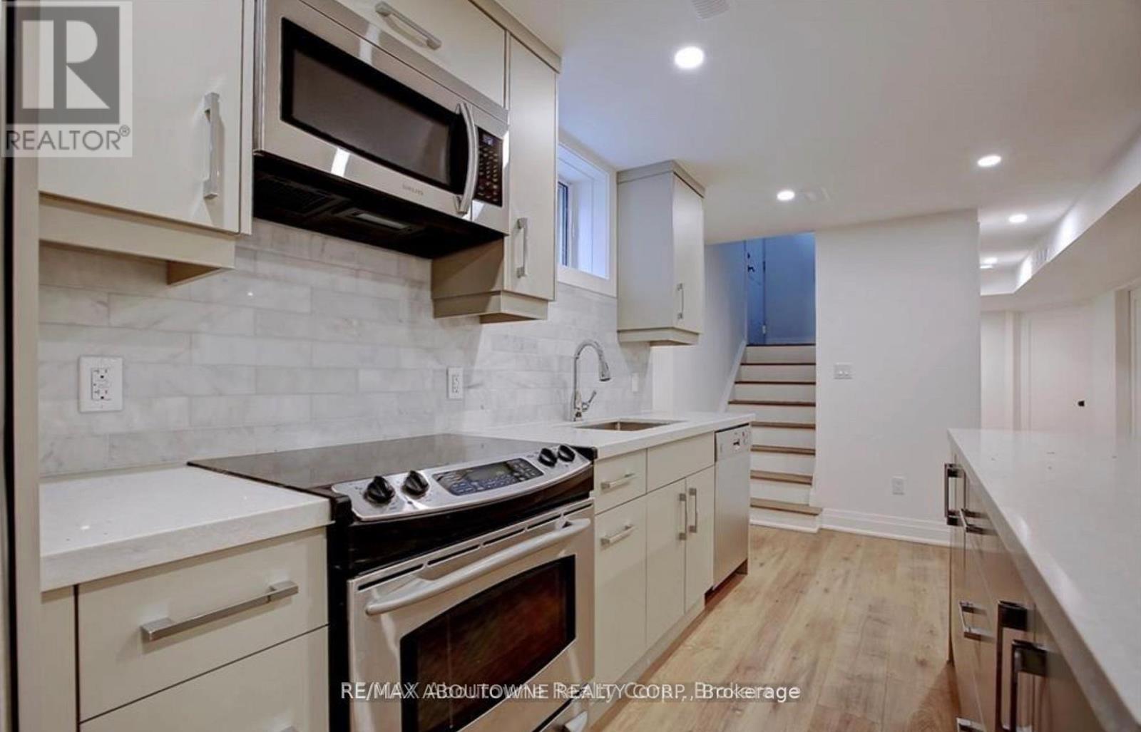 Lower - 136 Westside Drive, Oakville (Co Central), Ontario  L6K 1P3 - Photo 3 - W12851024